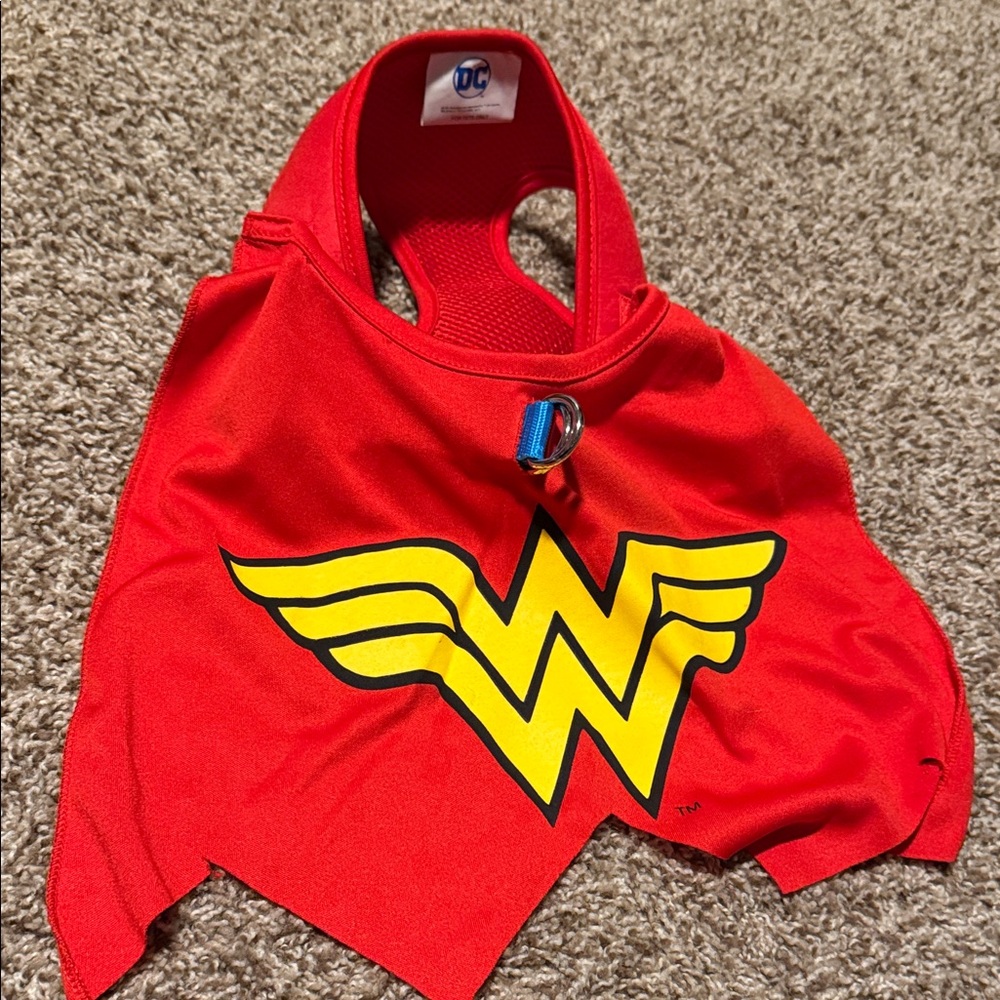 DC Wonder Woman harness & cape for dogs - adjustable size M - EUC!
